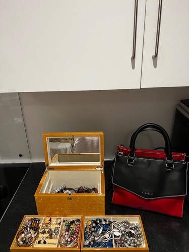 Vintage jewellery job - jewellery,